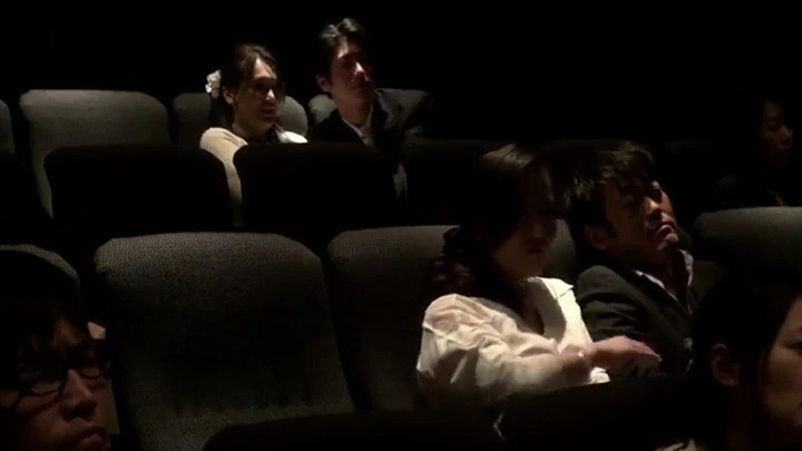 影院里的好色人妻HD