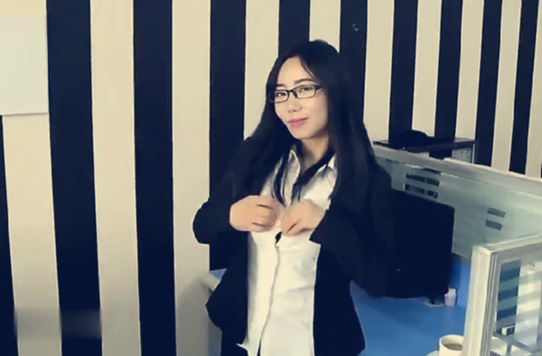 曾超火的華裔淫騷妹情景性愛 辦公室OL裝大战洋屌